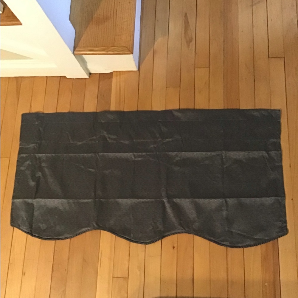 Valance light blocking curtain